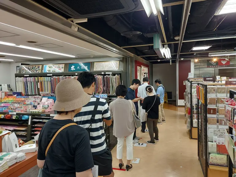 お店の前の待ち列