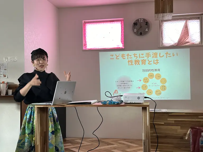 前に出て発表している女性