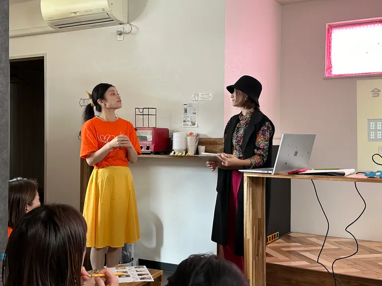 質疑応答している女性２人