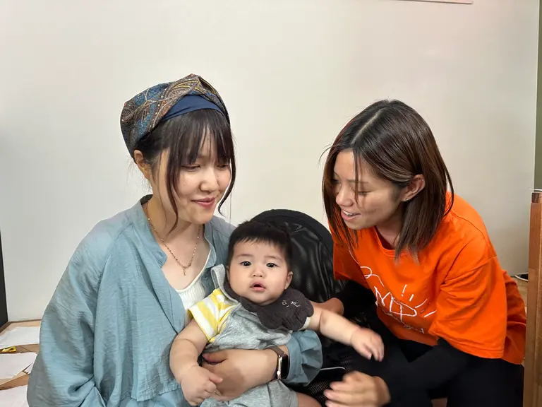 子どもを抱っこする女性とママ