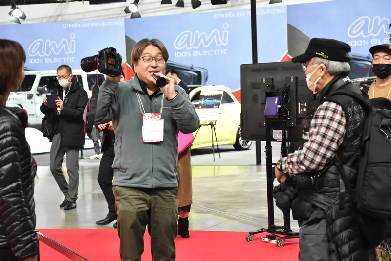 クルマの撮影のコツを説明する村本カメラマン