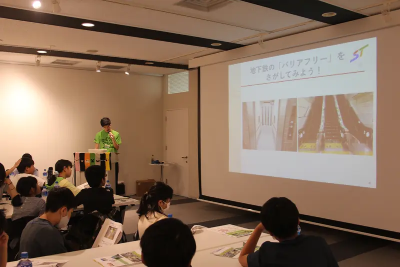 南さんから写真を使った市営地下鉄のバリアフリーの取り組みを紹介