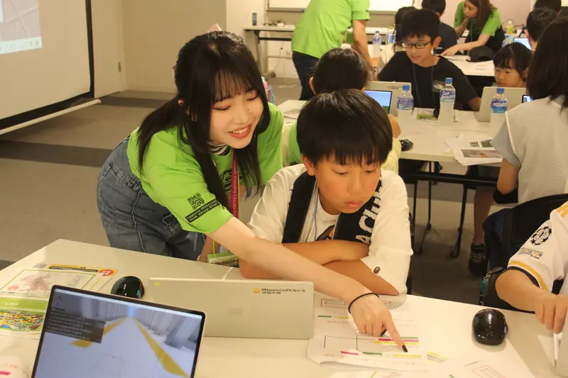 適宜先生たちのサポートを受けながらプログラミングを体験