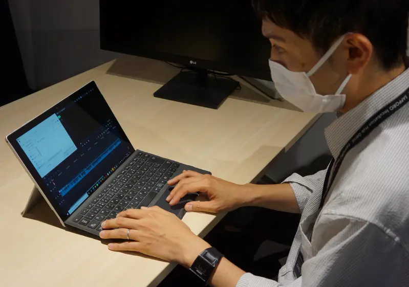 編集用のパソコンに向かう猪飼さん