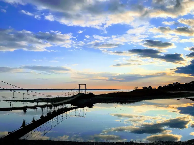 まるで「ウユニ塩湖」なスポットが北海道に！湧別町「佐呂間湖畔鶴沼