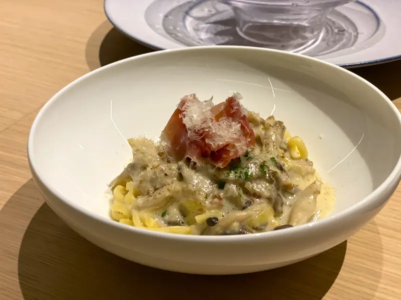 茸と生ハムのクリームパスタ トリュフ風味