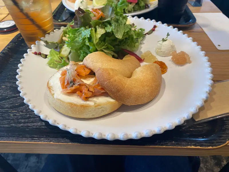 スモークサーモンのベーグルタルティーヌ（1540円）