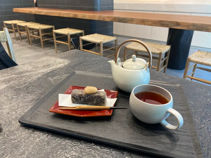 「揚げきんつば あずき」と「和紅茶」