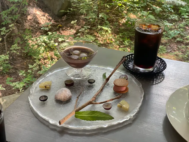 小さな3つのお菓子と果実のお皿