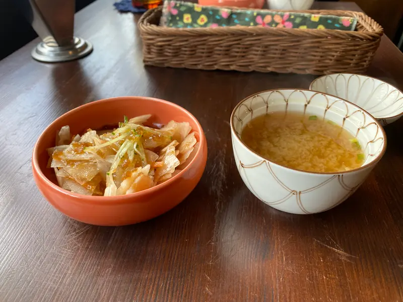 ランチタイム限定でミニ大根サラダとミニ味噌汁