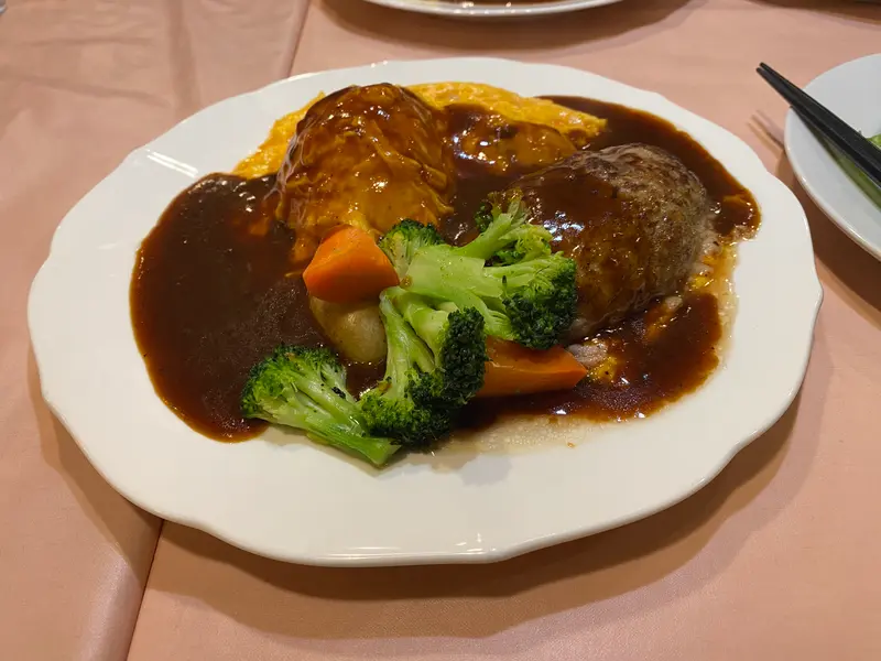デミグラスハンバーグのせオムライス