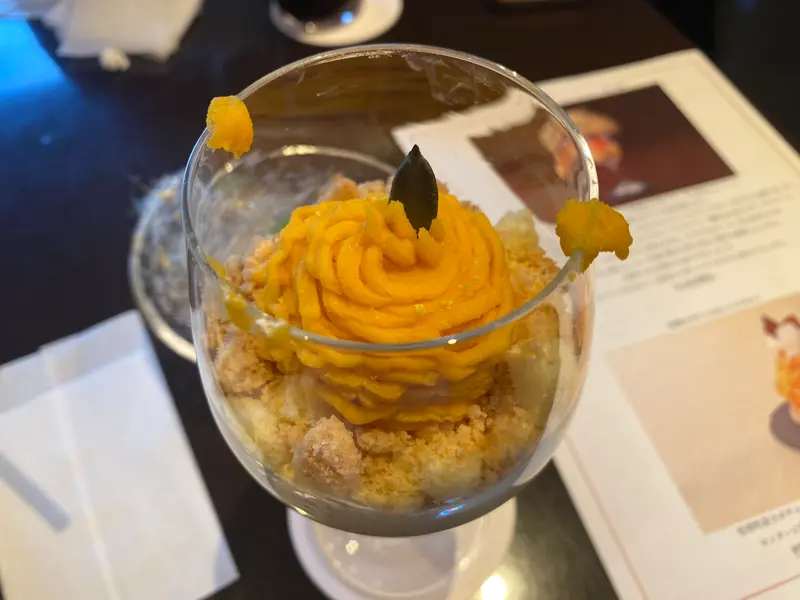 グラスの中には、かぼちゃのモンブランクリームがたっぷり