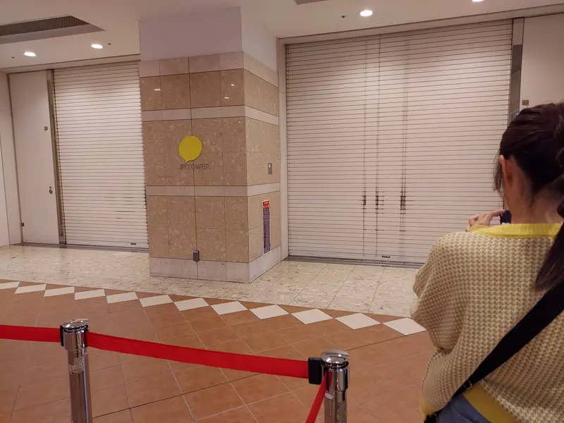 開店前のステラプレイスはシャッターが降りています