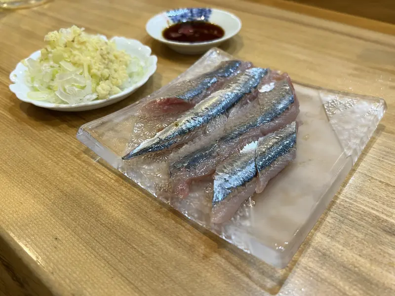 サンマ刺しには肝醤油とたっぷりのネギ生姜がついてきます
