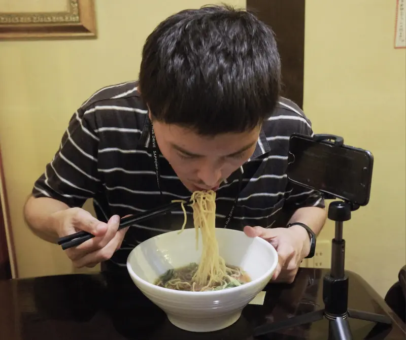 おいしそうに麺をすする