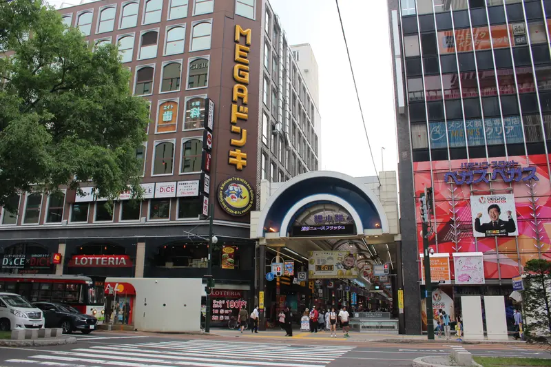 斜め向かいにはMEGAドン・キホーテ札幌狸小路本店