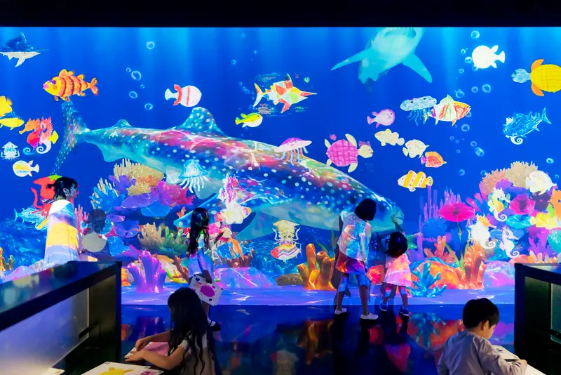 チームラボ《世界と繋がったお絵描き水族館》