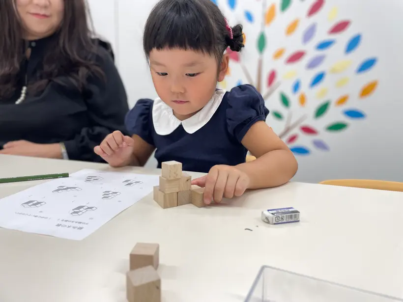 「ウッディブロック」で量感をとらえているこのみちゃん