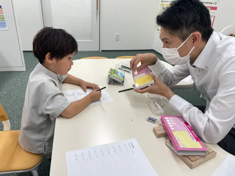 オリジナルの教材「ヌマーカステン」を使って、数の概念を身につけるトレーニング