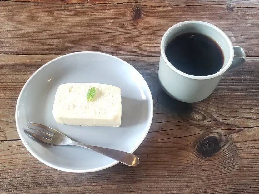 コーヒーとサッパリした軽い口当たりのチーズケーキ