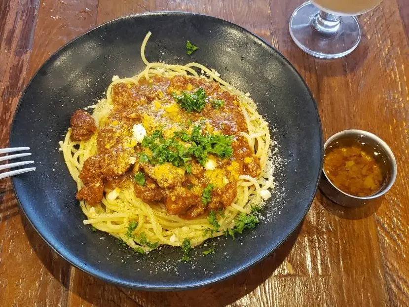 ランチパスタセットの「至高のボロネーゼ」（1,580円）とガーリックオイル