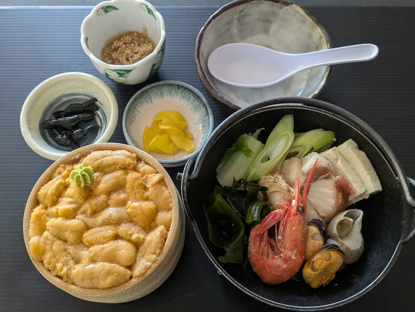 「ウニ定食」は海鮮がたっぷりの汁物付き