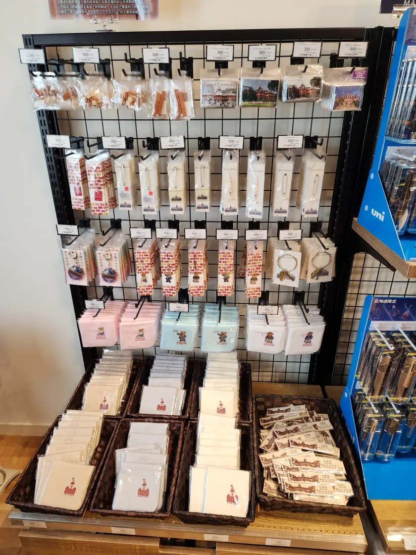 赤れんが限定品も並びます