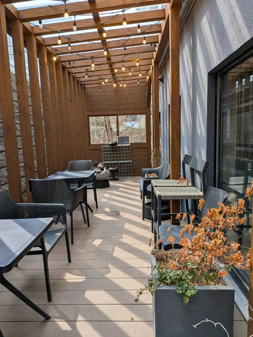 北海道おにぎりスタイル回入口前テラス席