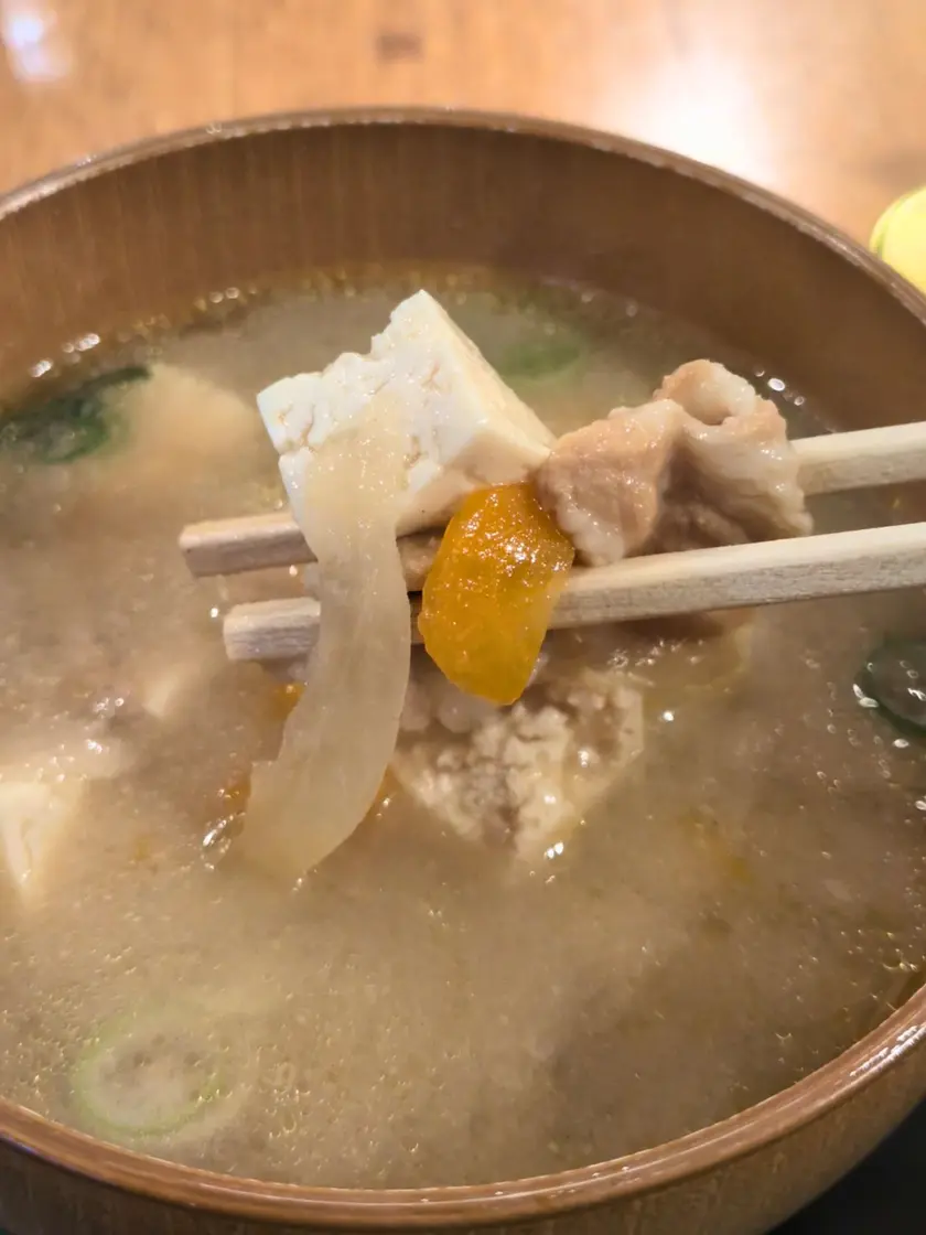 北海道おにぎりスタイル回の豚汁のアップ