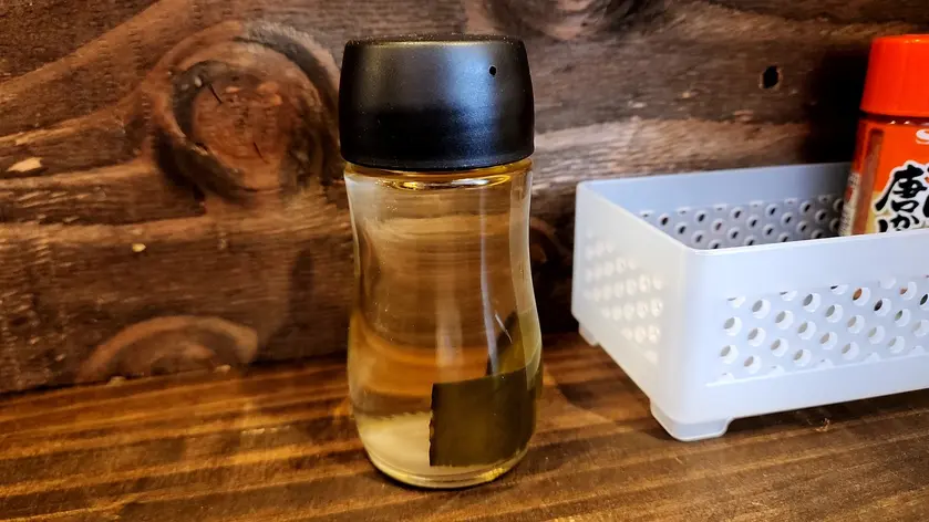ボトルに昆布が入っています