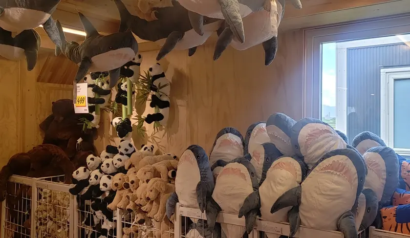 サメ、パンダ、クマなどのぬいぐるみコーナー