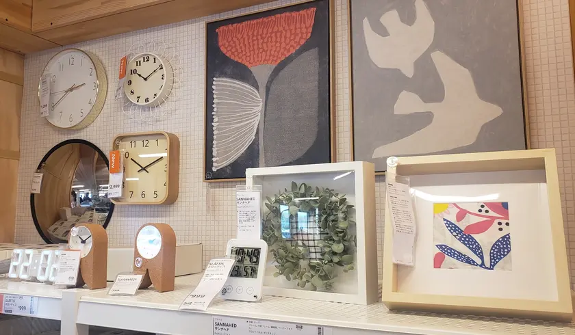 デジタルからアナログまで、様々な置時計が並ぶコーナー。絵画も展示されている。