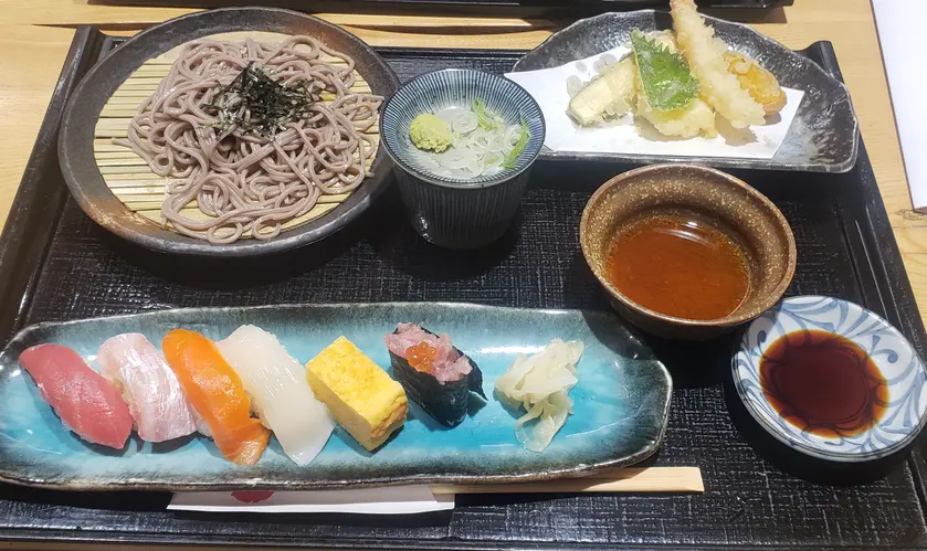 寿司6一貫、お蕎麦、天ぷらがセットの「一心定食（竹）」は美味しさ・ボリューム・値段のバランスがいい