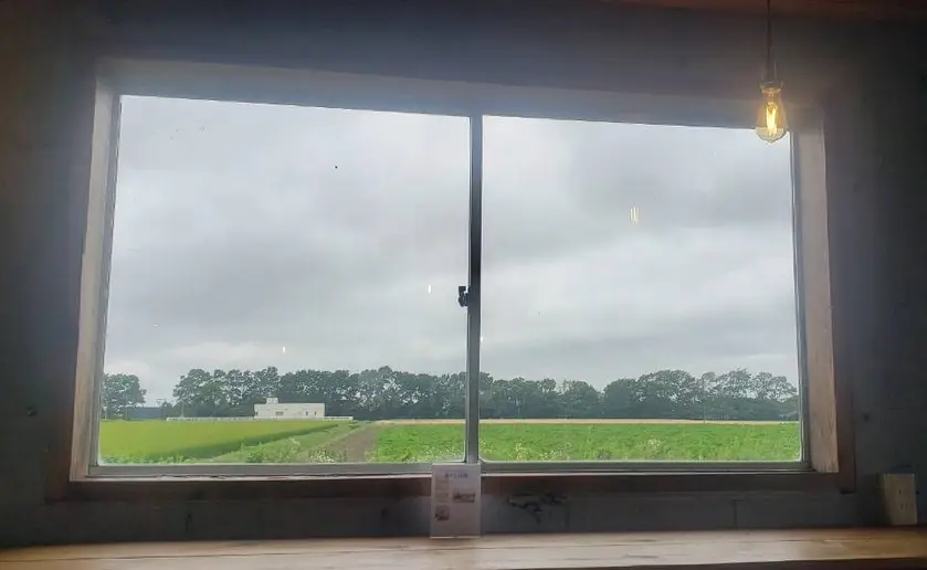 お店の周囲には北海道らしい広い畑が広がる