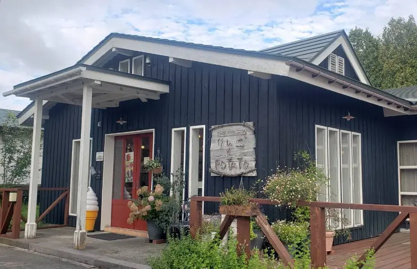 濃紺の三角屋根の店舗。店頭にはソフトクリームの置物がある。