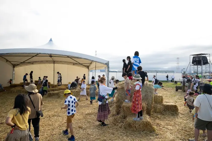 キッズトイレも併設された日よけ休憩スペース「こどもひろば」（RISING SUN ROCK FESTIVAL提供）