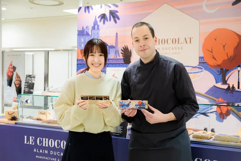 エグゼクティブ・シェフ・ショコラティエ＆パティシエのパトリック・パイエー氏と並んで