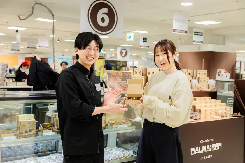 オーナーパティシエの達 聖(だる さとし)氏と並んで