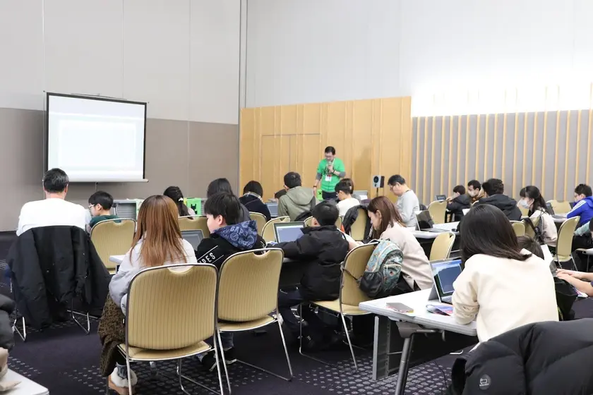 夢中になってマインクラフトに取り組みさっぽろマインクラフトワークショップの参加者たち