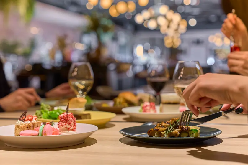 クロスホテル札幌｜秋はちょっとギルティに！ワインと楽しむビュッフェスタイルランチ