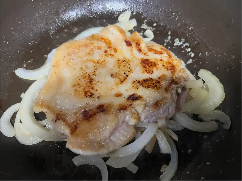 玉ねぎを加えるのは最後にひっくり返すとき