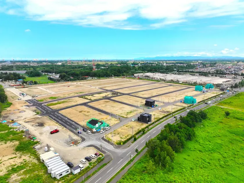 三菱地所と住友不動産が共同開発する石狩市内の宅地「緑苑台ニュータウン」。新たに造成している「西街区」が子育て中の家族に人気といいます（三菱地所提供）