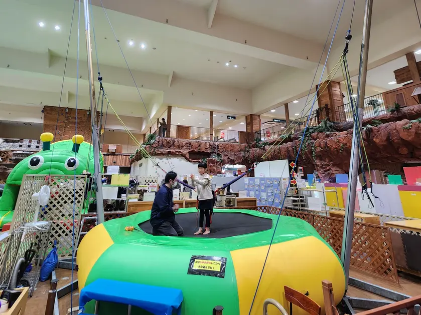 バンジートランポリン