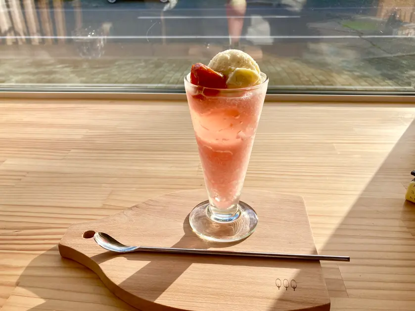 日差しを受ていただくすももゼリーとアイスのひんやり感がたまらない