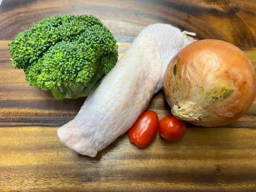 冷蔵庫にあった鶏もも肉・玉ねぎ・ブロッコリー・ミニトマト