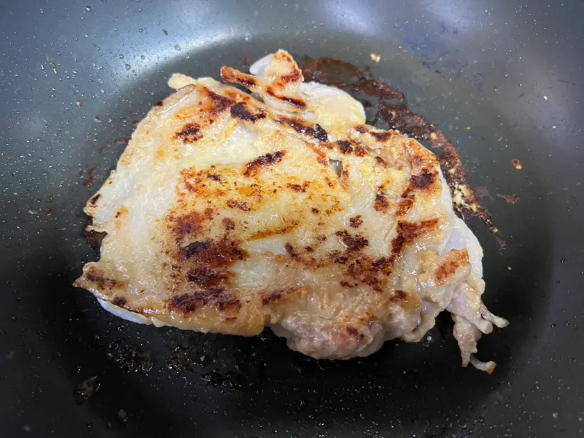 皮目から4分焼いてひっくり返したところ