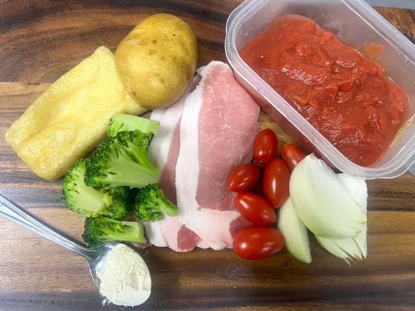 冷蔵庫にあった豚ロースの薄切り お揚げ トマトの缶詰（使いかけ）ミニトマト ブロッコリー じゃがいも 玉ねぎ