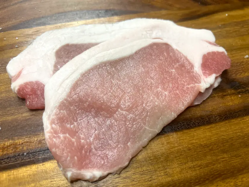豚肉に塩をふって下味をつける