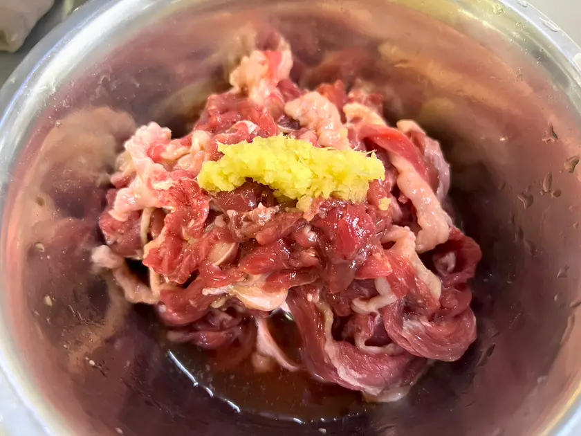 牛肉にすりおろした生姜としょうゆを加え10分ほど置く