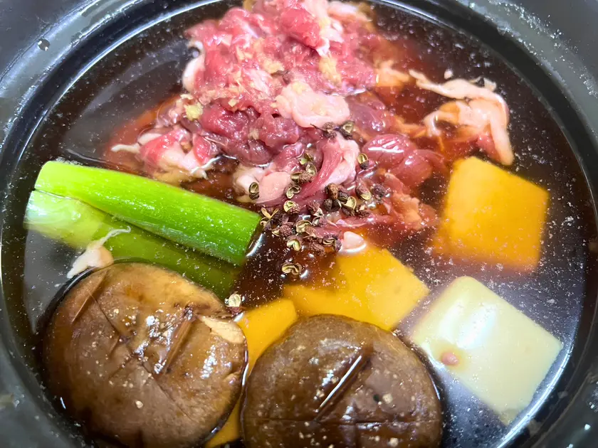 牛肉・とうふ・椎茸を鍋に入れ、水としょうゆを加える